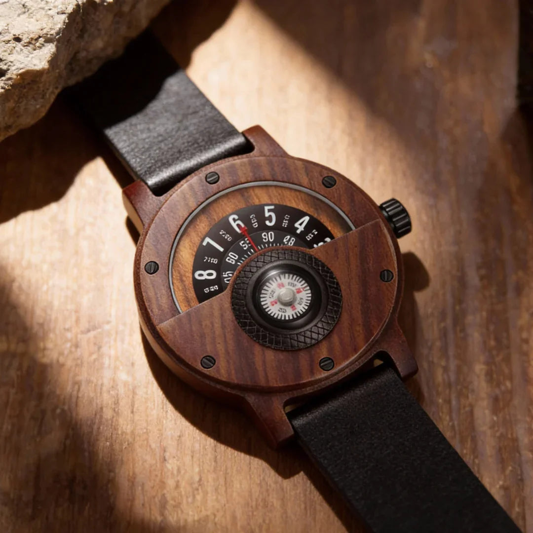 Boreas Walnussholz-Uhr